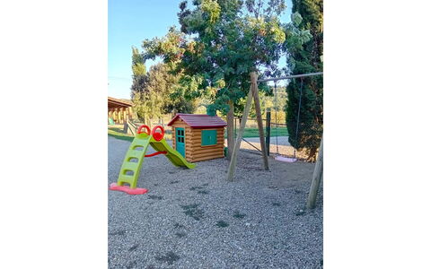 Villa Alabastro: Equipo De Juego Exterior, Tobogán, Espacio Publico, Patio De Recreo, Tolva, Jardín, Patio Interior, Sombra, Ocio, Césped