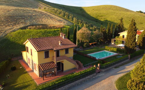 Villa Alabastro: Planta, Edificio, Ventana, Cielo, Montaña, Paisaje Natural, El Terreno Del Lote, Casa, Cabaña, Hierba