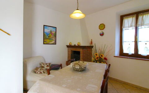 Villa Alabastro: Habitación, Propiedad, Mueble, Diseño De Interiores, Amarillo, Casa, Suelo, Edificio, Comedor, Mesa