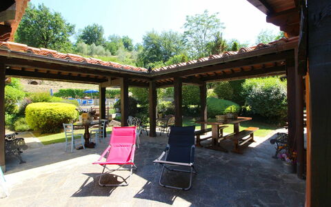 Le Balze: Planta, Mueble, Cielo, Edificio, Sombra, Árbol, Silla, Maceta, Mueble Para Exteriores, Casa