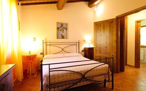 Le Balze: Habitación, Cama, Habitación, Mueble, Propiedad, Marco De La Cama, Sábana, Edificio, Diseño De Interiores, Techo