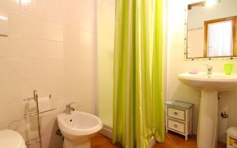 Le Balze: Baño, Propiedad, Habitación, Diseño De Interiores, Cortina, Pared, Baño, Bienes Raíces, Accesorio De Baño, Arreglo De Tubería