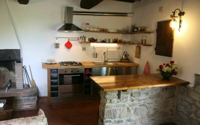 Casa Linda: Mostrador, Habitación, Propiedad, Mueble, Cocina, Edificio, Suelo, Diseño De Interiores, Gabinetes, Casa