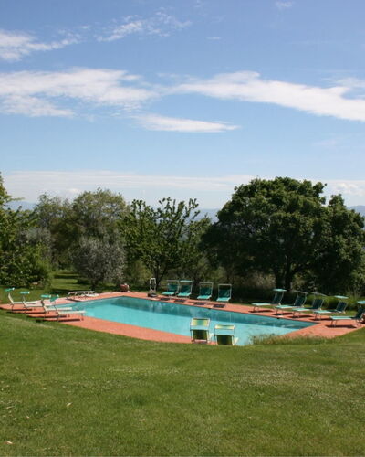Agriturismo Bevignano: Nube, Cielo, Planta, Piscina, Paisaje Natural, Agua, Árbol, El Terreno Del Lote, Cuerpo De Agua, Sombra