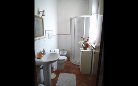 Nonno Tobia: Habitación, Blanco, Propiedad, Baño, Diseño De Interiores, Casa, Mueble, Edificio, Suelo, Lavabo