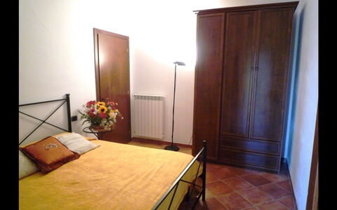 Nonno Tobia: Habitación, Habitación, Mueble, Propiedad, Cama, Marco De La Cama, Sábana, Edificio, Diseño De Interiores, Suelo