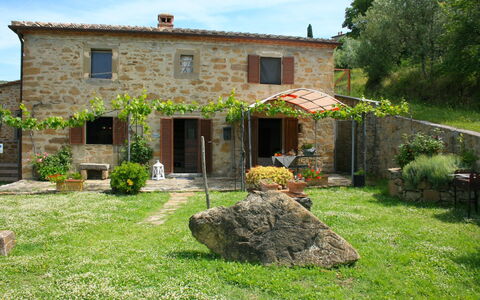 San Eusebio: Planta, Edificio, Ventana, Cielo, Nube, El Terreno Del Lote, Casa, Vegetación, Puerta, Hierba
