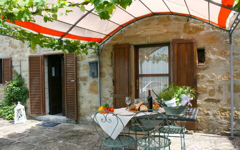 San Eusebio: Planta, Edificio, Ventana, Propiedad, Mesa, Sombra, Hoja, Puerta, Silla, Madera