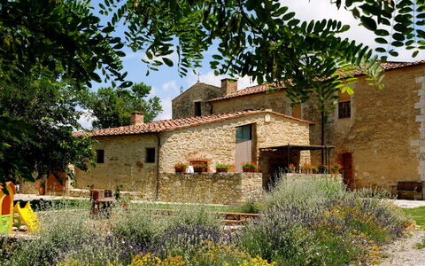 Pieve di Sant Ippolito: Planta, Edificio, Cielo, Ventana, Casa, Árbol, Vegetación, El Terreno Del Lote, Hierba, Biome