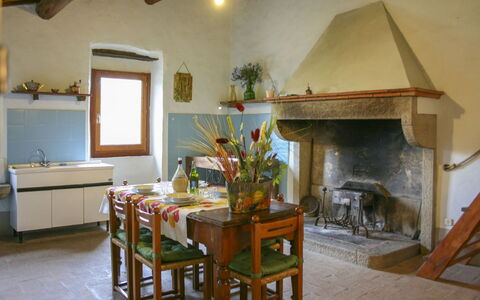 Casa Rossa: Pared, Mueble, Casa, Mesa, Silla, Cocina Y Comedor Mesa, Manchas De Madera, Planta De Casa, Comedor