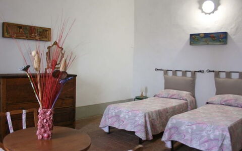 Casa Rossa: Habitación, Mueble, Propiedad, Habitación, Cama, Diseño De Interiores, Mesa, Suelo, Casa, Edificio