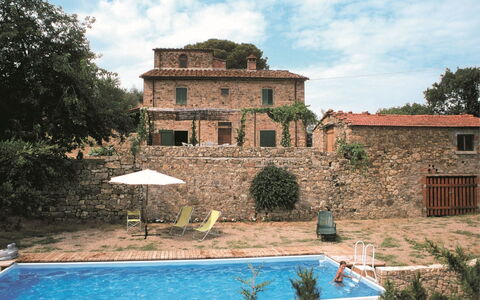 Casa Rossa: Agua, Planta, Nube, Cielo, Edificio, Naturaleza, Árbol, Piscina, Ventana, Barrio Residencial