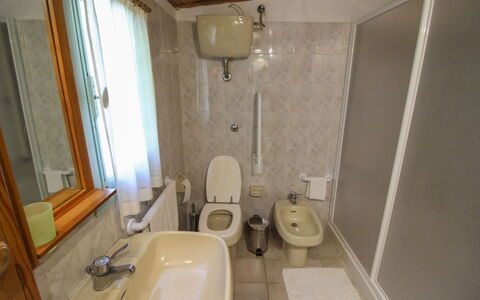 Pagliazzone: Baño, Arreglo De Tubería, Lavabo Del Baño, Piso, Lavabo, Suelo, Asiento Del Baño, Grifo, Diseño De Interiores, Plomería