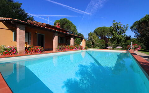 Pagliazzone: Agua, Planta, Cielo, Propiedad, Piscina, Azur, Edificio, Naturaleza, Árbol, Sombra