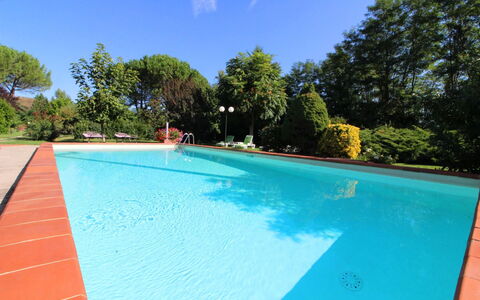 Pagliazzone: Agua, Planta, Cielo, Piscina, Azur, Sombra, Árbol, Rectángulo, Hierba, Ocio