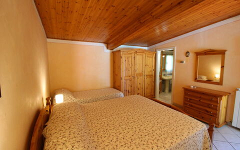 Pagliazzone: Habitación, Habitación, Cama, Mueble, Propiedad, Techo, Edificio, Sábana, Diseño De Interiores, Colchoneta