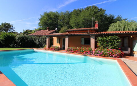 Pagliazzone: Agua, Cielo, Nube, Propiedad, Planta, Piscina, Azur, Azul, Árbol, Edificio