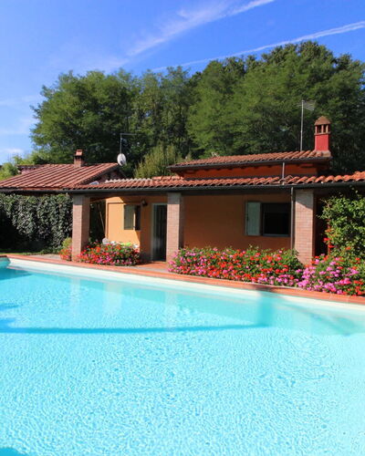 Pagliazzone: Agua, Cielo, Nube, Propiedad, Planta, Piscina, Azur, Azul, Árbol, Edificio