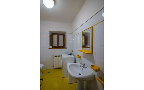 Casale Aiola: Pared, Piso, Suelo, Arreglo De Tubería, Lavabo Del Baño, Amarillo, Diseño De Interiores, Habitación, Baño, Lavabo