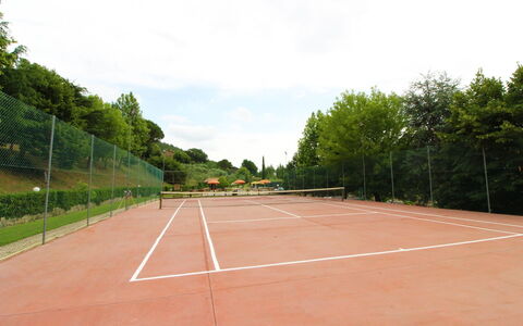 Casale Aiola: Cielo, Planta, Nube, Tenis, Árbol, Superficie De La Carretera, Asfalto, El Terreno Del Lote, Sombra, Hierba