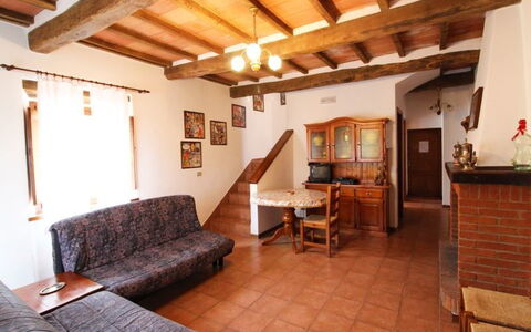 Casale Aiola: Propiedad, Habitación, Edificio, Casa, Bienes Raíces, Techo, Mueble, Desván, Diseño De Interiores, Suelo