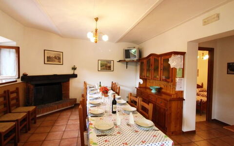 Casale Aiola: Habitación, Propiedad, Edificio, Diseño De Interiores, Techo, Comedor, Mueble, Casa, Bienes Raíces, Restaurante