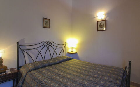 Il Viaggiolo: Cama, Habitación, Sábana, Diseño De Interiores, Lecho, Habitación, Suelo, Linos, Piso, Marco De La Cama