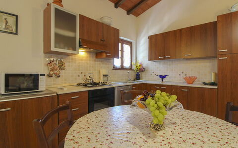 Il Viaggiolo: Cocina, Mueble, Mostrador, Diseño De Interiores, Madera, Piso, Aparato De Cocina, Gabinetes, Suelo, Encendiendo