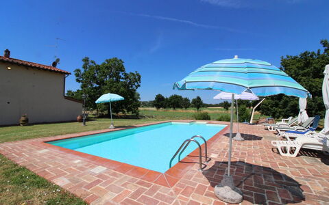 Il Viaggiolo: Cielo, Agua, Piscina, Planta, Azur, Sombra, Edificio, Mueble Para Exteriores, Árbol, Sunlounger