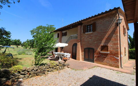 Il Viaggiolo: Planta, Cielo, Edificio, Ventana, Árbol, Casa, El Terreno Del Lote, Cabaña, Sombra, Área Rural