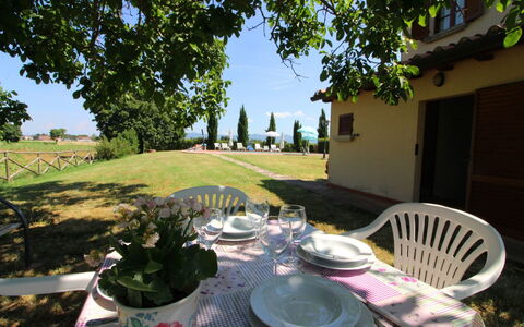 Il Viaggiolo: Planta, Vajilla, Mesa, Propiedad, Cielo, Árbol, Silla, Encendiendo, Mueble Para Exteriores, Sombra