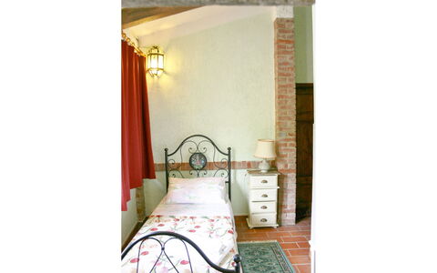 La Rogaia: Habitación, Cama, Pared, Lecho, Sábana, Diseño De Interiores, Mueble, Encendiendo, Marco De La Cama, Linos