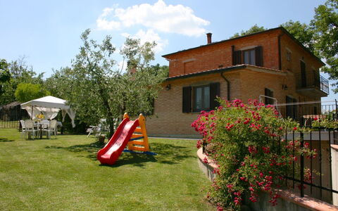 Podere San Bono: Planta, Cielo, Flor, Edificio, Propiedad, Ventana, Nube, Tienda, Casa, Árbol