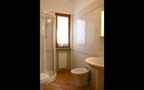 Podere San Bono: Baño, Habitación, Propiedad, Suelo, Diseño De Interiores, Edificio, Casa, Loseta, Arreglo De Tubería, Pared