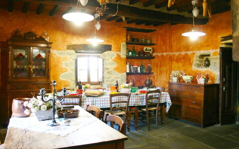 Torre di Vignale: Edificio, Habitación, Propiedad, Restaurante, Mueble, Diseño De Interiores, Mesa, Haz