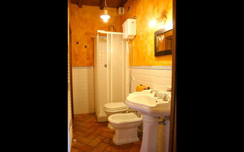 Torre di Vignale: Baño, Habitación, Propiedad, Encendiendo, Diseño De Interiores, Edificio, Casa, Arreglo De Tubería, Mueble De Baño, Bienes Raíces