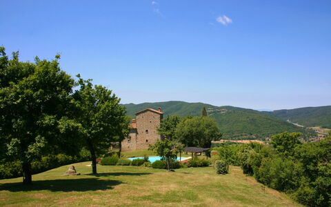 Torre di Vignale: Cielo, Planta, Azur, Paisaje Natural, El Terreno Del Lote, Árbol, Hierba, Vegetación, Montaña, Casa