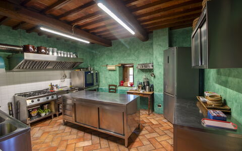 Torre di Vignale: Cocina, Diseño De Interiores, Mueble, Madera, Piso, Mostrador, Encendiendo, Techo, Habitación, Aparato De Cocina