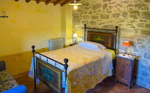 Torre di Vignale: Pared, Mueble, Habitación, Marco De La Cama, Cama, Villa, Pared De Piedra, Marco, Lecho, Planta De Casa