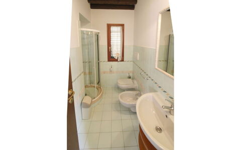 Villino Alba: Piso, Suelo, Arreglo De Tubería, Lavabo Del Baño, Diseño De Interiores, Baño, Lavabo, Plomería, Grifo, Habitación