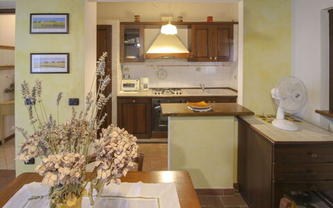 Villino Alba: Mueble, Diseño De Interiores, Mostrador, Madera, Piso, Cocina, Aparato De Cocina, Techo, Habitación, Encendiendo