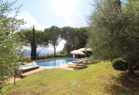 Villino Alba: Agua, Planta, Cielo, Nube, Piscina, Árbol, Sombra, Paraguas, Mueble Para Exteriores, Hierba