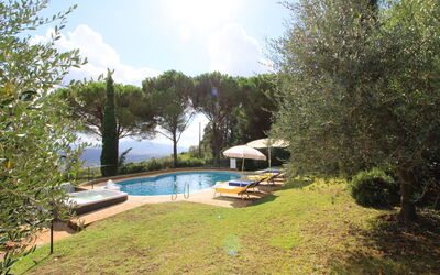 Villino Alba: Agua, Planta, Cielo, Nube, Piscina, Árbol, Sombra, Paraguas, Mueble Para Exteriores, Hierba