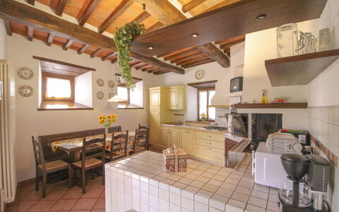 Casale Lorenzo: Mueble, Diseño De Interiores, Piso, Madera, Cocina, Techo, Mostrador, Suelo, Cocina Y Comedor Mesa, Mesa