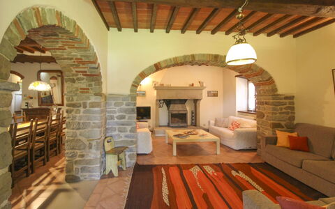 Casale Lorenzo: Mueble, Diseño De Interiores, Pared, Piso, Techo, Habitación, Suelo, Mesa, Silla, Sala