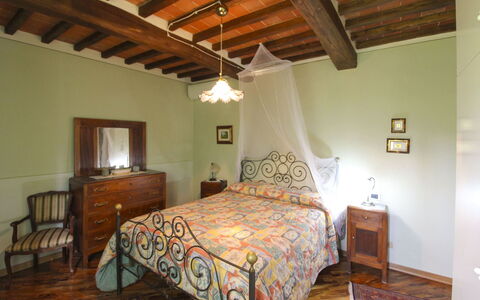 Casale Lorenzo: Mueble, Cama, Diseño De Interiores, Habitación, Pared, Lecho, Sábana, Madera, Techo, Piso