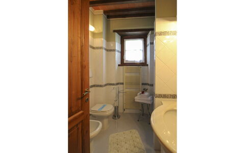 Casale Lorenzo: Piso, Madera, Suelo, Diseño De Interiores, Arreglo De Tubería, Habitación, Plomería, Techo, Baño, Grifo