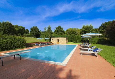 Casale Lorenzo: Árbol, Llanura, El Terreno Del Lote, Césped, Jardín, Inmuebles, Prado, Paisajismo, Yarda, Casa De Campo