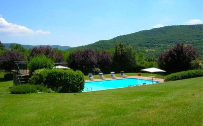 Casale Lorenzo: Agua, Planta, Propiedad, Cielo, Nube, Piscina, Paisaje Natural, Botánica, Árbol, El Terreno Del Lote