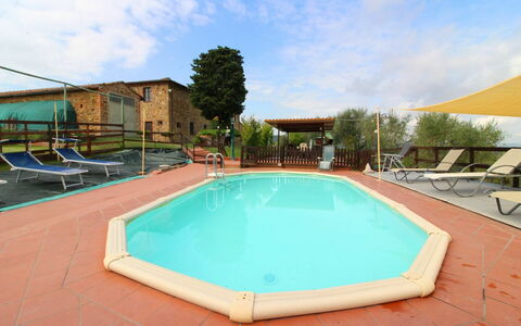 Casa Bella: Agua, Nube, Cielo, Propiedad, Edificio, Piscina, Planta, Azur, Árbol, Madera